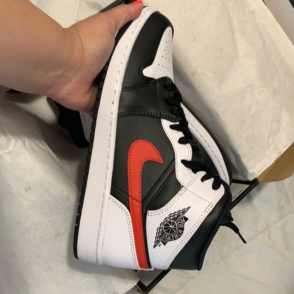 Jordan 1 Mid ❤️❤️❤️❤️ SOLD ❤️❤️❤️❤️ - Picture 2 of 6